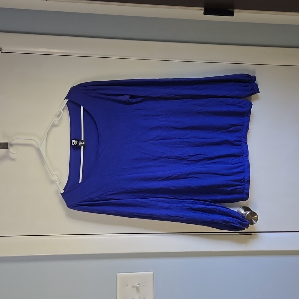 Lightweight bubble hem top